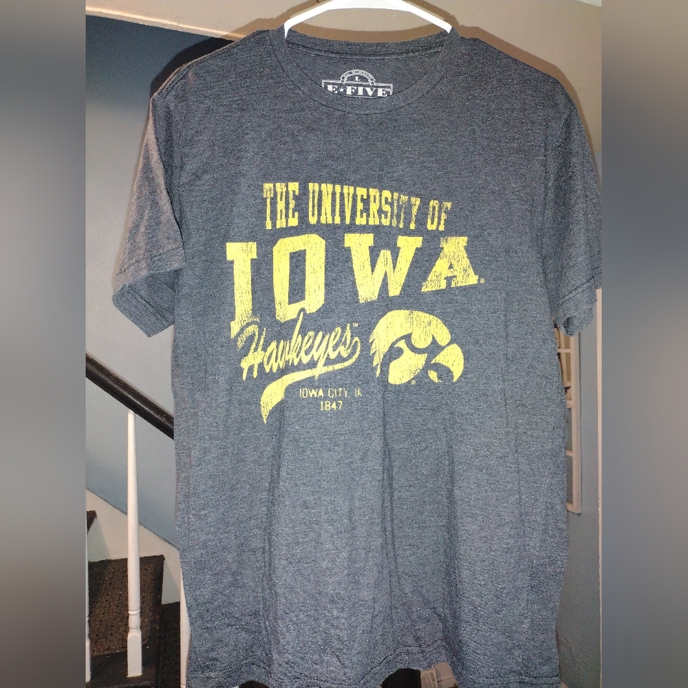 🦋 Men's Gray University of Iowa T-Shirt Size Large NWOT